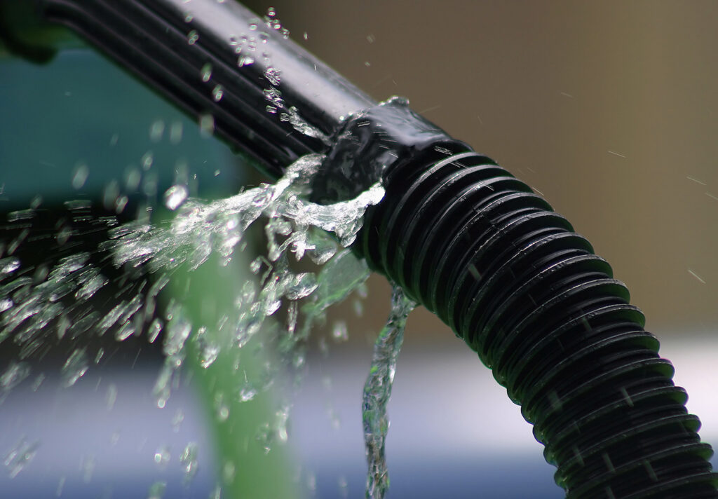 En vattenläcka kan bli kostsam, både för företag och villaägare.